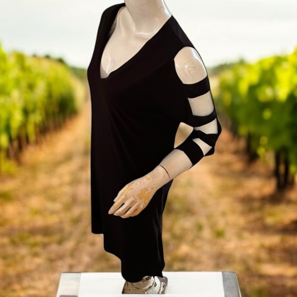 Alisha. D  strech keyhole 3/4 sleeve arms little black tunic top S